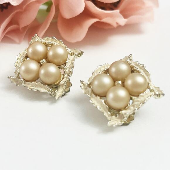 Mid-Century Vintage Faux Pearl Clip Earrings - Picture 4 of 5